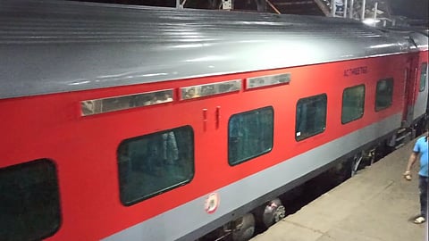 हावडा मेल ट्रेनमध्ये स्फोट; प्रवाशांमध्ये एकच खळबळ, ४ जण जखमी