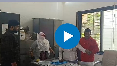अधिकाऱ्याने केली शरीरसुखाची मागणी, महिला ग्रामसेविकेने चोप देत तोंडाला काळं फासलं, VIDEO