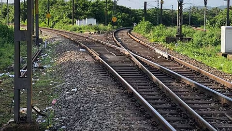 Wardha News: रेल्वे रुळावरून जाणाऱ्यांना रेल्वेची धडक, दोघांचा मृत्यू