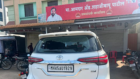 माजी आमदार शहाजीबापू पाटील यांच्या पुतण्याच्या कारवर हल्ला; राजकीय वर्तुळात खळबळ