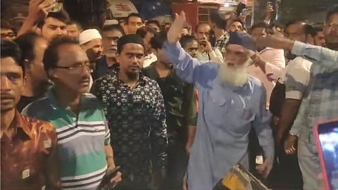 रस्त्यावरून चालायला जागा नाही, लोकांच्या मृत्यूला जबाबदार कोण? भीषण अपघातानंतर चाचाने केला आक्रोश