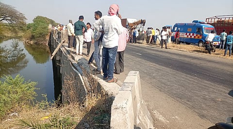 Dharashiv news three dead bodies found under babhulgaon bridge