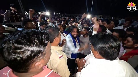 AKOLA TENSION ESCALATES: STONE PELTING, VANDALISM AND PROTEST AT POLICE STATION AFTER CLASH BETWEEN TWO GROUPS