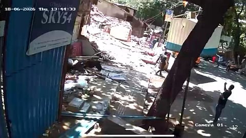खोत डोंगरी पुनर्विकास प्रकल्पाचा वाद पेटला; न्यायालयाचा आदेश पायदळी तुडवला, ऑफिस कंटेनर हटवला