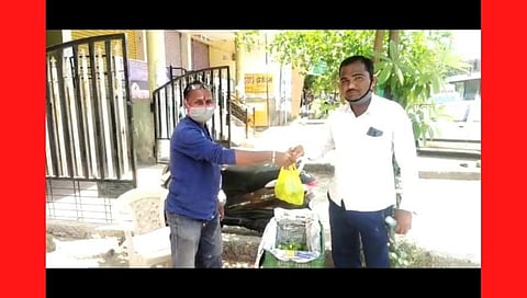 Yavatmal Saloon Owner selling Mangoes