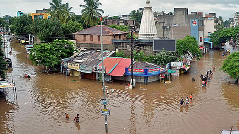 पुराच्या भीषण काळोखात जनजीवन विस्कळीत