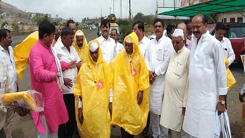 मुख्यमंत्र्यांकडून पंढरपूरला जाणाऱ्या वारकऱ्यांना मिळणार रेनकोट