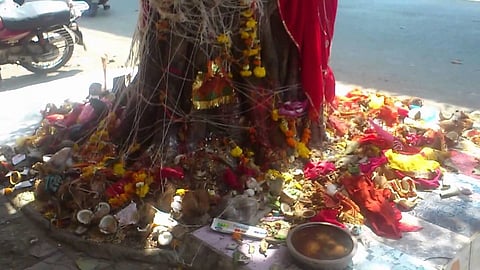 पतीने वटपौर्णिमेला वटाची पुजा केली म्हणून पत्नीने भर रस्त्यात केली पतीची उत्तरपूजा