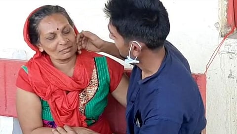 With the help of journalists and police Abhishek meets his mother after six months