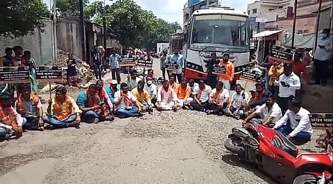 ShivSena blocked the road from Savarkar statue to oval garden