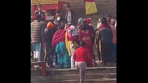 ഗംഗയിൽ അഞ്ചുവയസുകാരനെ സ്നാനം നടത്തുന്ന ദൃശ്യം