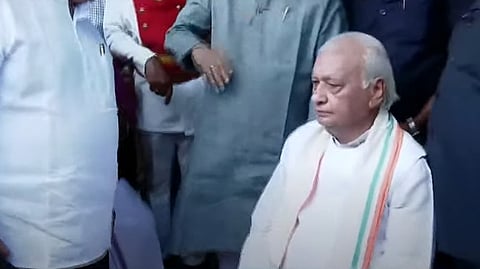 എസ്എഫ്ഐ പ്രതിഷേധത്തിന് പിന്നാലെ റോഡിയില് കുത്തിയിരിക്കുന്ന ഗവര്ണര്