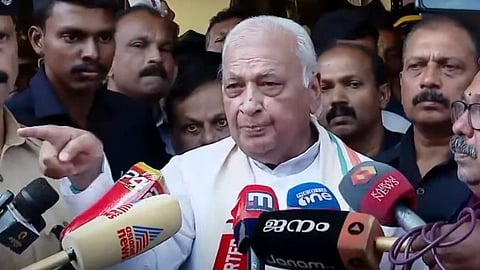 ഗവര്ണര് കൊല്ലത്ത് മാധ്യമങ്ങളെ കാണുന്നു