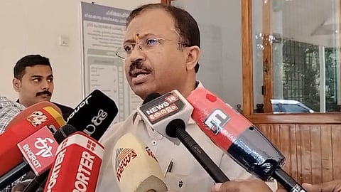 വി മുരളീധരന് മാധ്യമങ്ങളെ കാണുന്നു