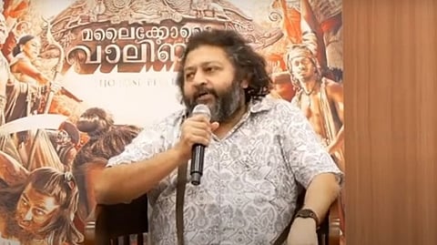 ലിജോ ജോസ് പെല്ലിശ്ശേരി വാര്ത്താ സമ്മേളനത്തിനിടെ