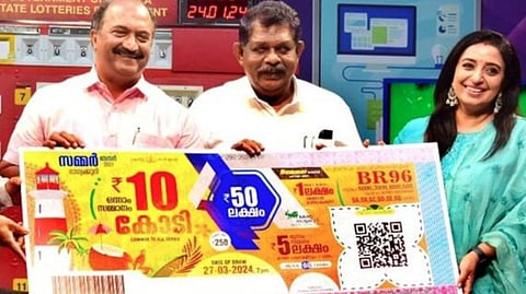 സമ്മർ ബമ്പർ ഭാഗ്യക്കുറി പ്രകാശനം ചെയ്യുന്നു