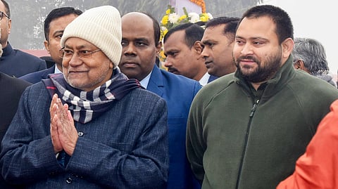 ബിഹാര് മുഖ്യമന്ത്രി നിതീഷ് കുമാറും ഉപമുഖ്യമന്ത്രി തേജസ്വി യാദവും എഴുപത്തിയഞ്ചാം റിപ്പബ്ലിക് ദിനാഘോഷത്തിനിടെ പട്നയിലെ ഗാന്ധി മൈതാനിയിൽ