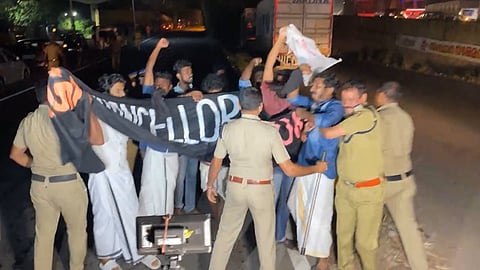 എസ്എഫ്ഐ പ്രവര്ത്തകര് കരിങ്കൊടി കാണിക്കുന്നു