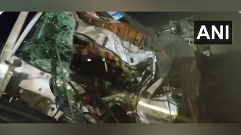 ബസും ട്രക്കും കൂട്ടിയിടിച്ച് നെല്ലൂരില് ആറ് പേര് മരിച്ചു; 20 പേര്ക്ക് പരിക്ക്