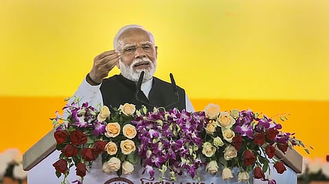 ഗുജറാത്തിലെ നവസാരിയില് വിവിധ പദ്ധതികളുടെ ഉദ്ഘാടനം നിര്വഹിച്ച ശേഷം ജനങ്ങളെ അഭിസംബോധന ചെയ്യുന്ന പ്രധാനമന്ത്രി