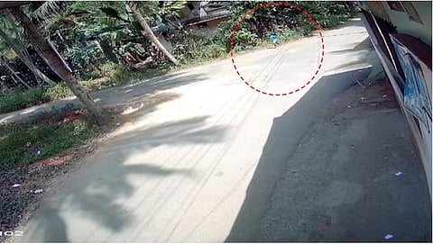 ഡേ കെയറില് നിന്നും കുട്ടി ഒറ്റയ്ക്ക് ഓടി വരുന്ന സിസിടിവി ദൃശ്യം