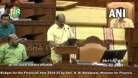 ധനമന്ത്രി ബാലഗോപാൽ ബജറ്റ് അവതരിപ്പിക്കുന്നു