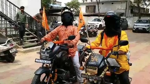 അയോധ്യ രാമക്ഷേത്രത്തിലേക്ക് കണ്ണ് മൂടിക്കെട്ടി ബൈക്ക് യാത്രയുമായി യുവാക്കള്