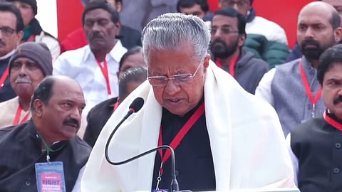 മുഖ്യമന്ത്രി പ്രതിഷേധ സമരത്തിൽ പ്രസംഗിക്കുന്നു
