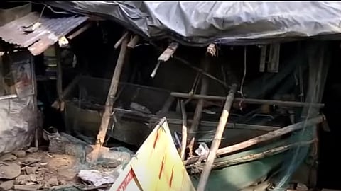 തുമ്പൂര്മുഴിയില് കാട്ടാനക്കൂട്ടം ചായക്കട തകര്ത്ത നിലയില്