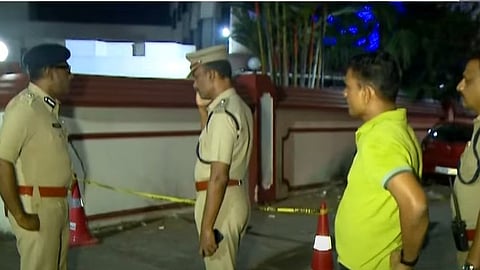 ബാറിൽ വെടിവെപ്പുണ്ടായ സ്ഥലത്ത് പൊലീസ് പരിശോധന നടത്തുന്നു