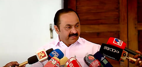 വിഡി സതീശന് മാധ്യമങ്ങളോടു സംസാരിക്കുന്നു