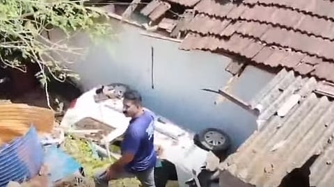 കാർ മറിഞ്ഞ് വീടിന്റെ ഒരു ഭാഗം തകർന്നനിലയിൽ
