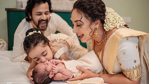 പേളിയും ശ്രീനിഷും മകളുടെ നൂല് കെട്ട് ചടങ്ങില്