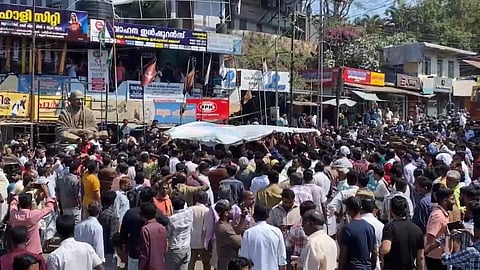 ആനയെ മയക്കുവെടി വെക്കണമെന്ന് ആവശ്യപ്പെട്ട് ജനം പ്രതിഷേധിക്കുന്നു