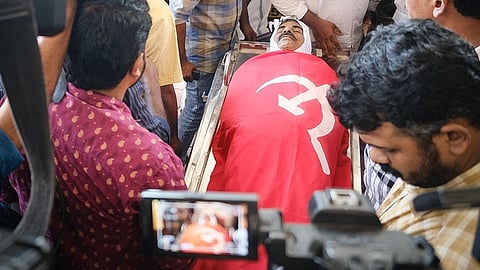 സിപിഎം ലോക്കല് സെക്രട്ടറി സത്യനാഥന്റെ മൃതദേഹം കൊയിലാണ്ടിയില് എത്തിച്ചപ്പോള്