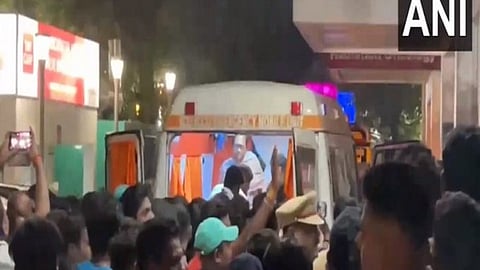 വെടിയേറ്റ നേതാവിനെ ആശുപത്രിയിലെത്തിച്ചപ്പോള്