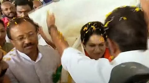 പദ്മജയ്ക്ക് വിമാനത്താവളത്തില് സ്വീകരണമൊരുക്കി ബിജെപി പ്രവര്ത്തകര്