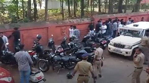 വിദ്യാര്ഥികള് തമ്മിലുള്ള സംഘര്ഷത്തെത്തുടര്ന്ന് പൊലീസ് ലാത്തി വീശി
