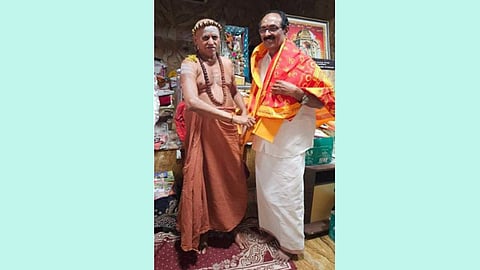 പൗർണമിക്കാവിൽ നടക്കുന്ന സമൂഹ ആദിവാസി മാംഗല്യത്തിന് ക്ഷേത്രം ട്രസ്റ്റിയായ എം എസ് ഭുവനചന്ദ്രനെ മധുര അഥീനത്തിന്റെ മഠാധിപതി
'അനുമതി പൊന്നാട' അണിയിക്കുന്നു