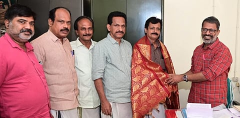 ഷൊർണൂർ വിജയനെ സിപിഎം നേതാക്കൾ സ്വീകരിക്കുന്നു, എംആർ മുരളി സമീപം
