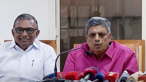 കെപി ഉദയഭാനു സംസാരിക്കുന്നു, എ പത്മകുമാർ സമീപം