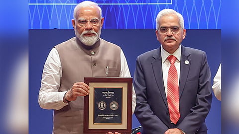 മോദി 90 രൂപ നാണയം പുറത്തിറക്കുന്നു, ആർബിഐ ഗവർണർ ശക്തികാന്തദാസ് സമീപം