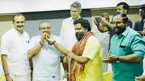 തുഷാർ വെള്ളാപ്പള്ളിക്ക് മധുരം നല്കി മള്ളിയുർ ദിവാകരൻ നമ്പൂതിരിപ്പാട്