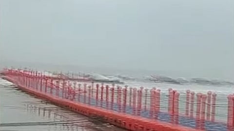 ഫ്ളോട്ടിങ് ബ്രിഡ്ജ് തകർന്ന നിലയിൽ