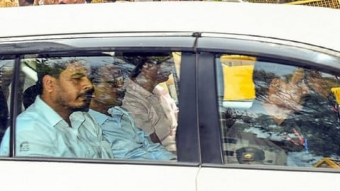 കെജരിവാളിനെ തീഹാര് ജയിലിലേക്ക് കൊണ്ടുപോകുന്നു