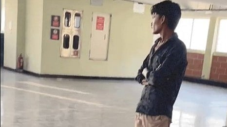 ഷര്ട്ടിന്റെ ബട്ടണ് ഇട്ടില്ല; യുവാവിന് ബംഗളൂരൂ മെട്രോയില് യാത്ര നിഷേധിച്ചു