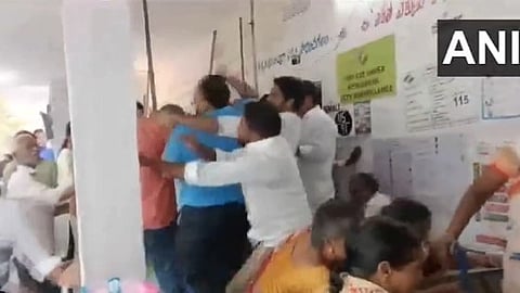 പോളിങ് ബൂത്തിലെ തല്ല്
