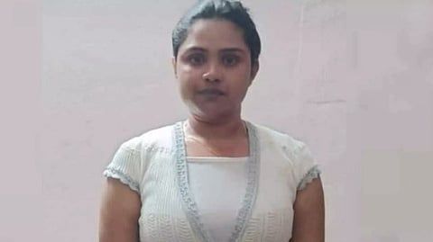 പിടിയിലായ യുവതി