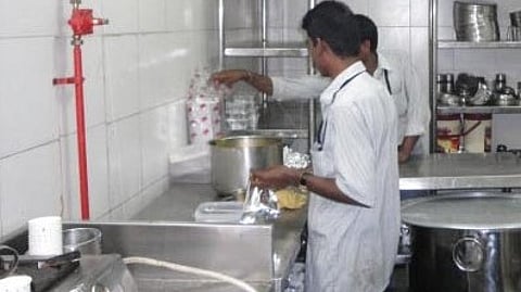 റെയില്വേ സ്റ്റേഷനില് ചായയ്ക്ക് അമിതവില; 22000 രൂപ പിഴ