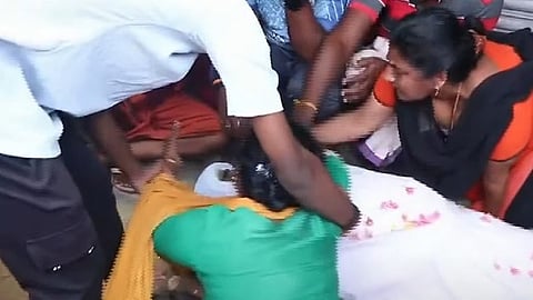 സംഭവത്തില് അന്വേഷണം നടത്താമെന്ന് ആര്ടിഒ ഉറപ്പു നല്കിയതിനെത്തുടര്ന്നാണ് പ്രതിഷേധം അവസാനിപ്പിച്ചത്